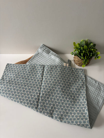 Essuie-mains motif géométrique vert d’eau en coton et nid d’abeille – création artisanale Cam'Coud.