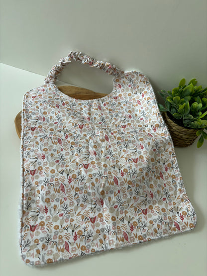 Bavoir maternelle élastiqué motif Fleurs roses – doux et pratique