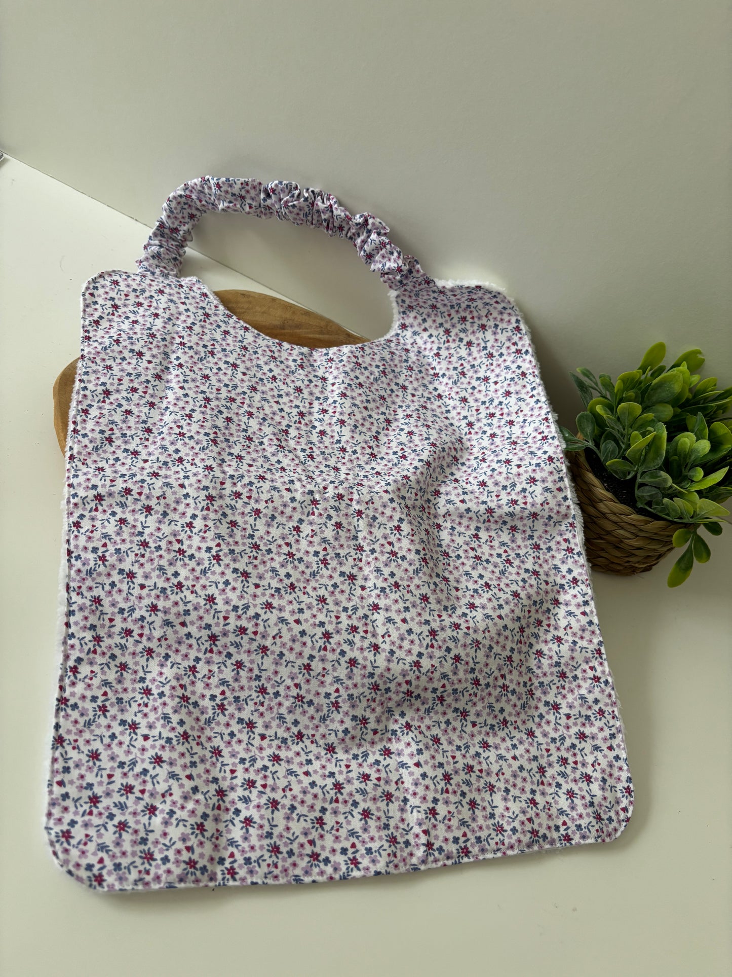 Bavoir maternelle élastiqué motif Fleurs rose et bleues – coton et bambou