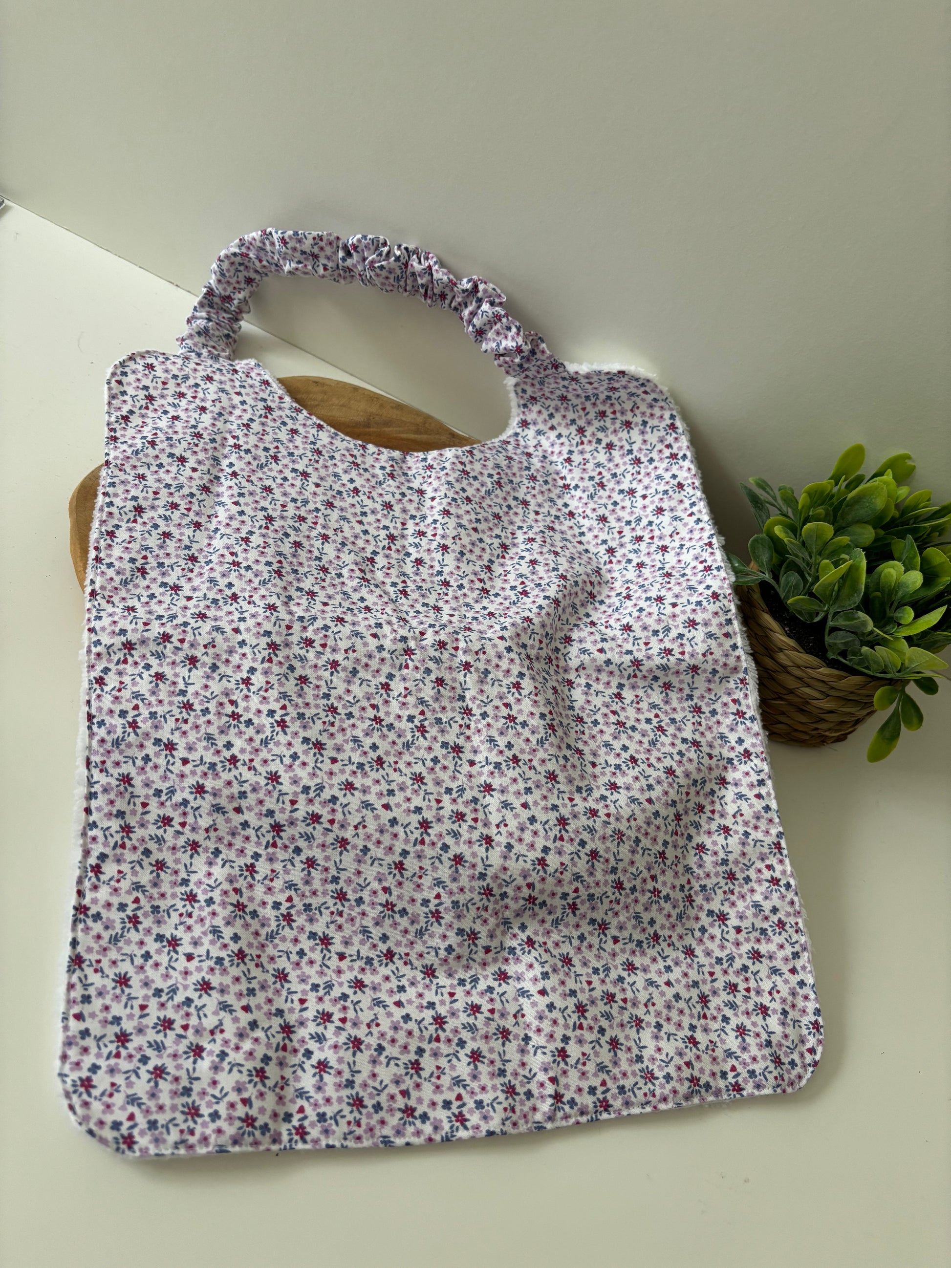 Bavoir maternelle élastiqué motif Fleurs rose et bleues – coton et bambou