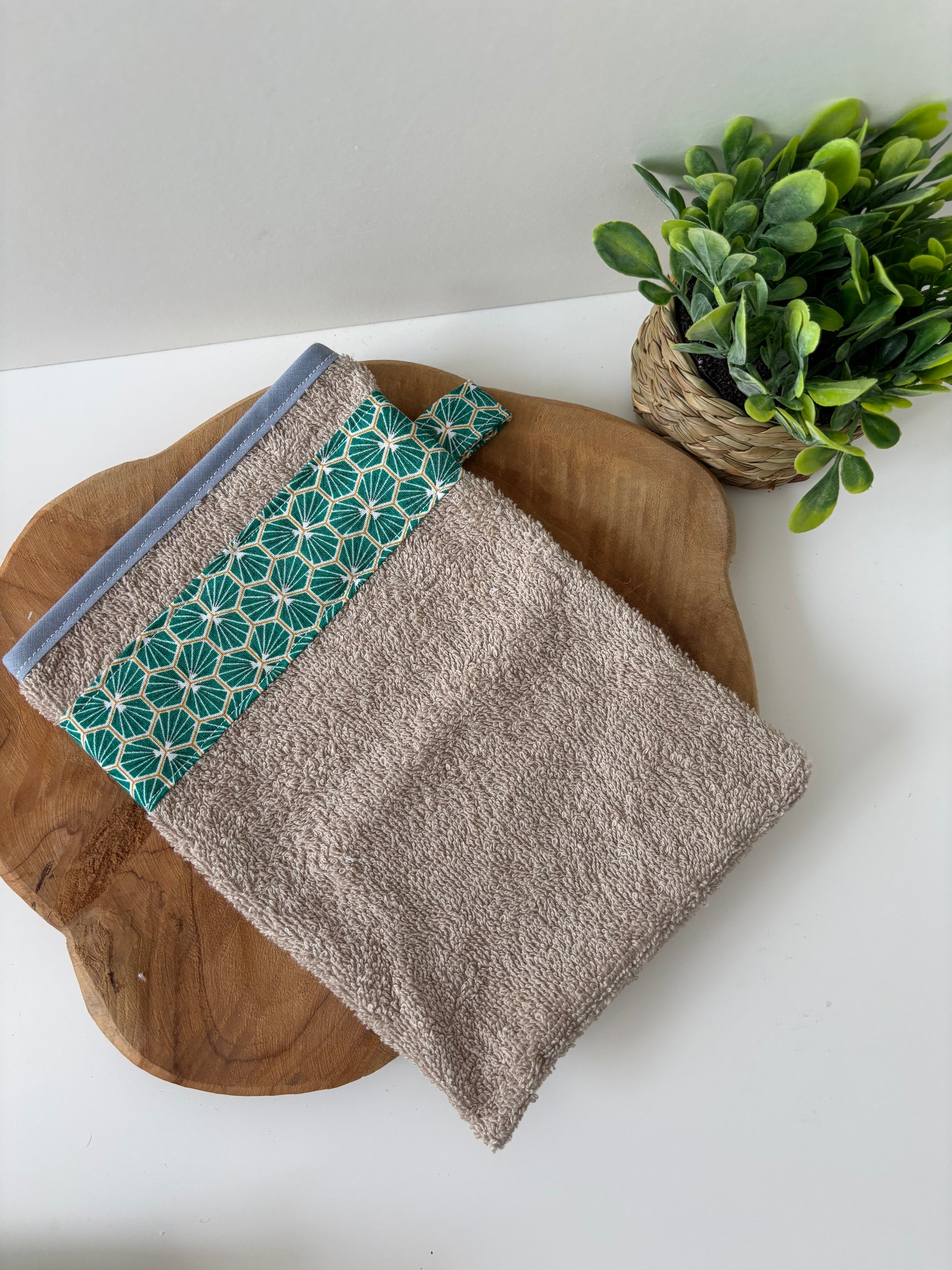 Gant de toilette adulte en éponge beige avec bande de tissu vert à motifs géométriques, fait main