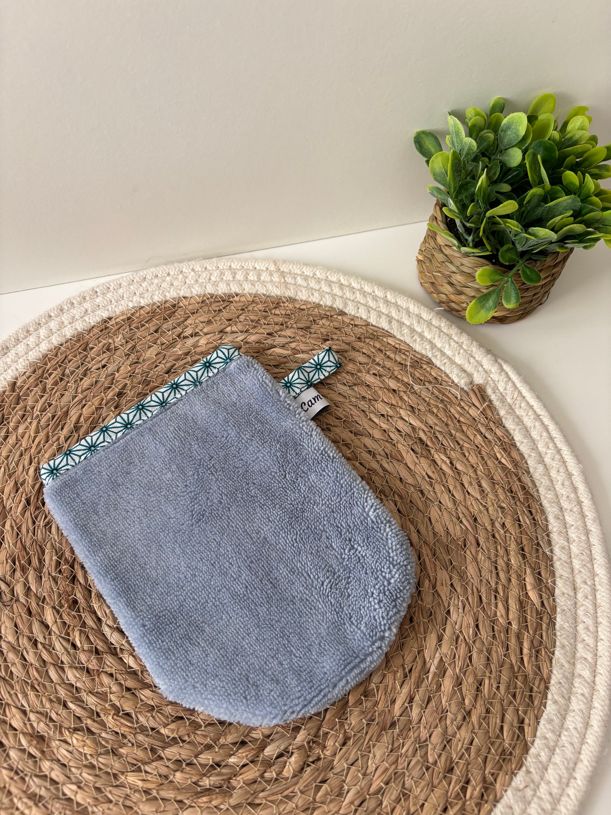Gant visage Cam’coud en éponge de bambou bleu avec biais motif géométrique bleu