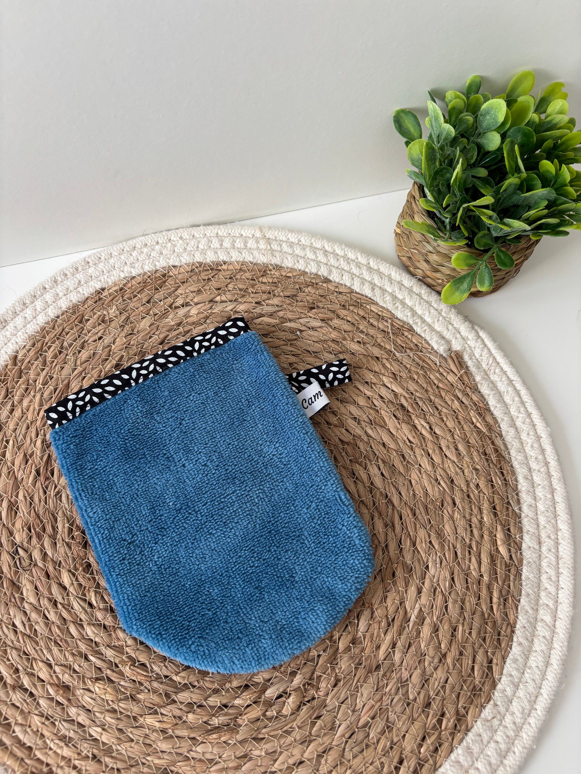 Gant visage Cam’coud en éponge de bambou pétrole avec biais pétales noires