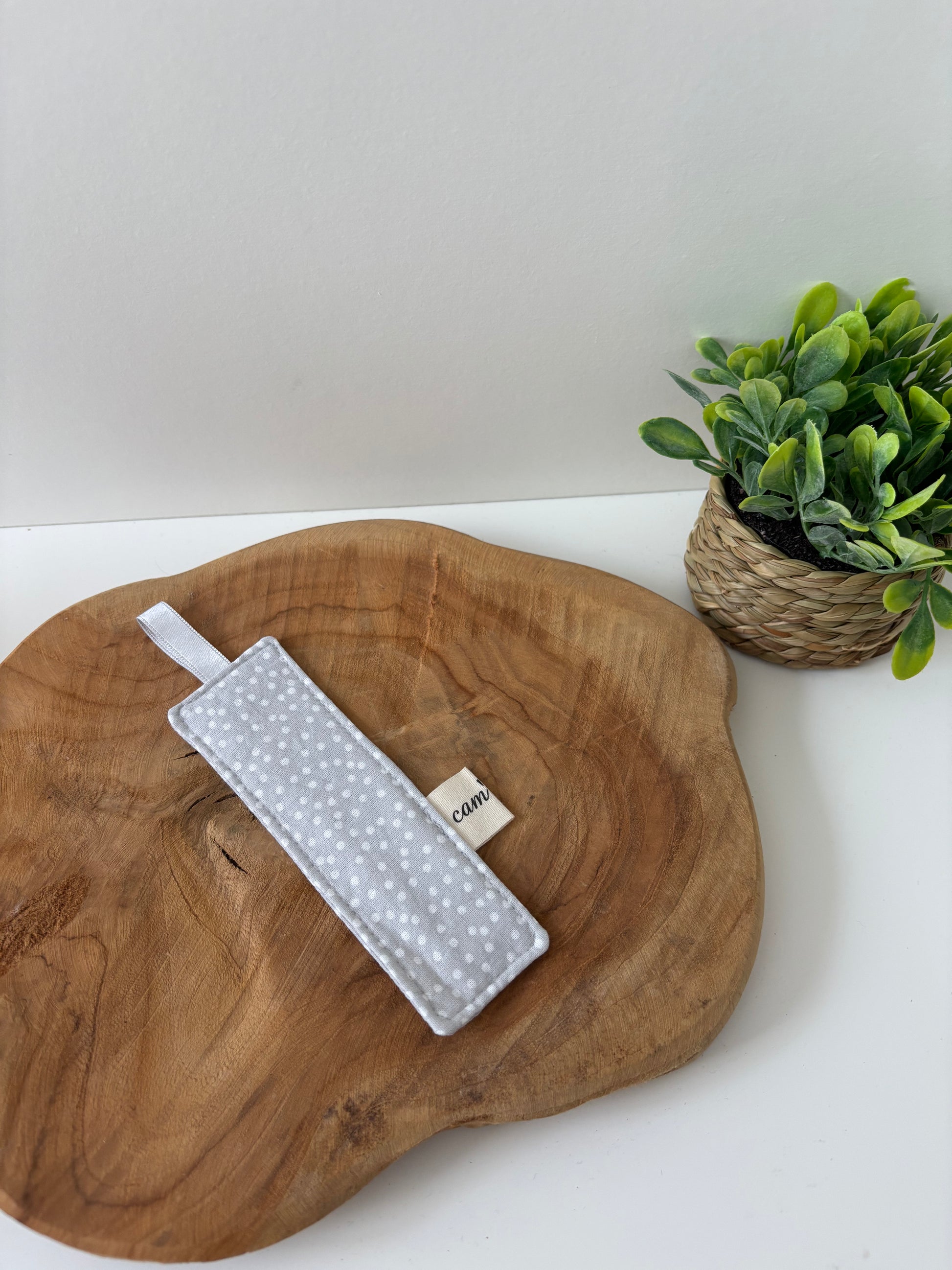Marque-page textile pois blancs sur fond gris