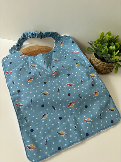 Bavoir maternelle élastiqué motif Martiens – coton et éponge de bambou