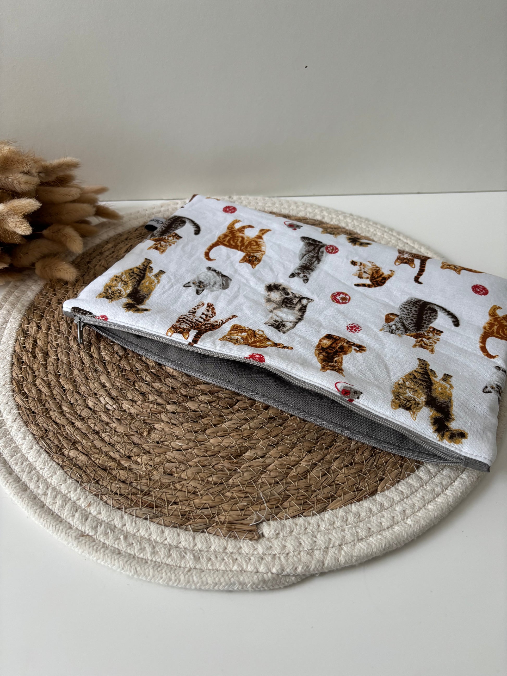 Pochette carnet de santé personnalisée avec motifs de chats colorés