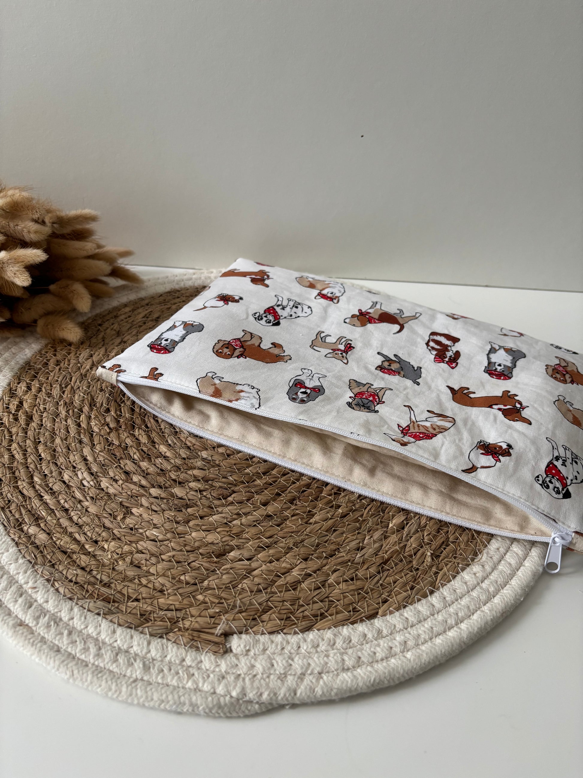 Pochette carnet de santé pratique motif chiens sur fond écru