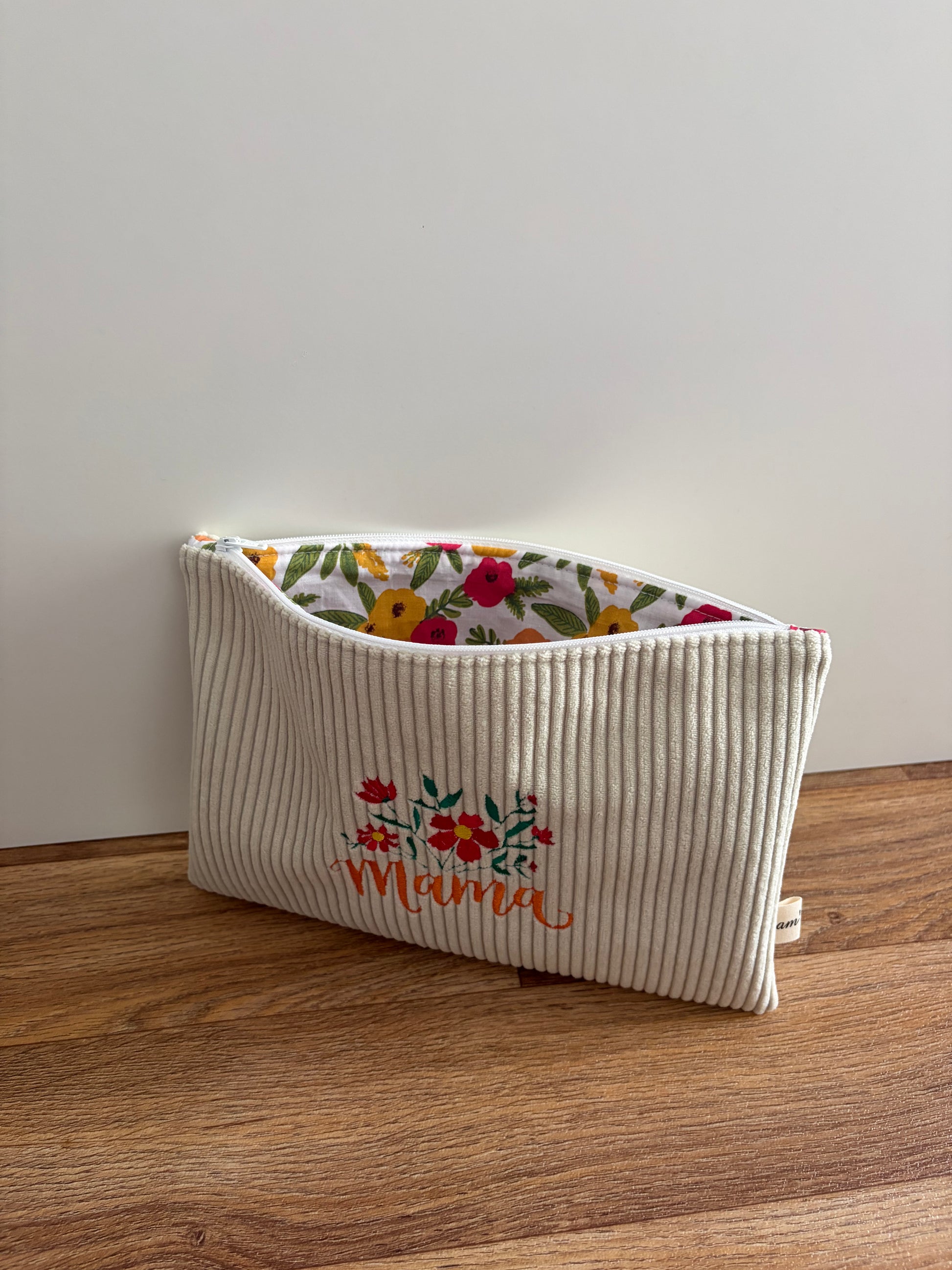 Pochette plate écrue en velours côtelé avec broderie fleurie Mama