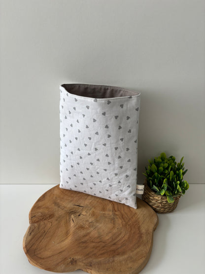 Pochette à livre motif petits cœurs gris