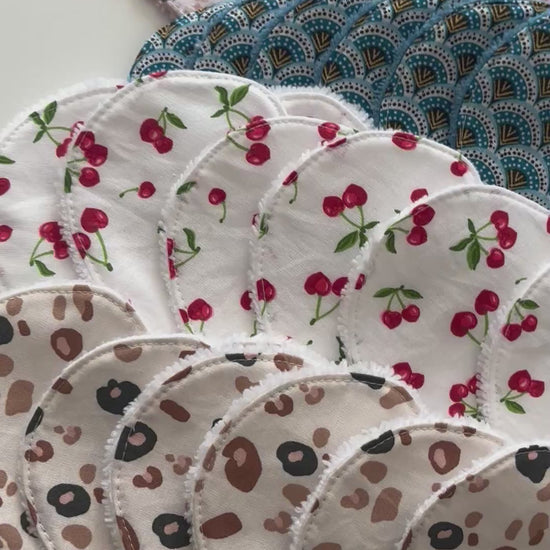 Présentation de plusieurs cotons lavables en forme de cœur – différents motifs (léopard, fleurs, cerises, géométrique).
