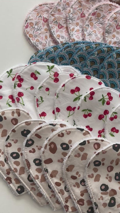 Présentation de plusieurs cotons lavables en forme de cœur – différents motifs (léopard, fleurs, cerises, géométrique).