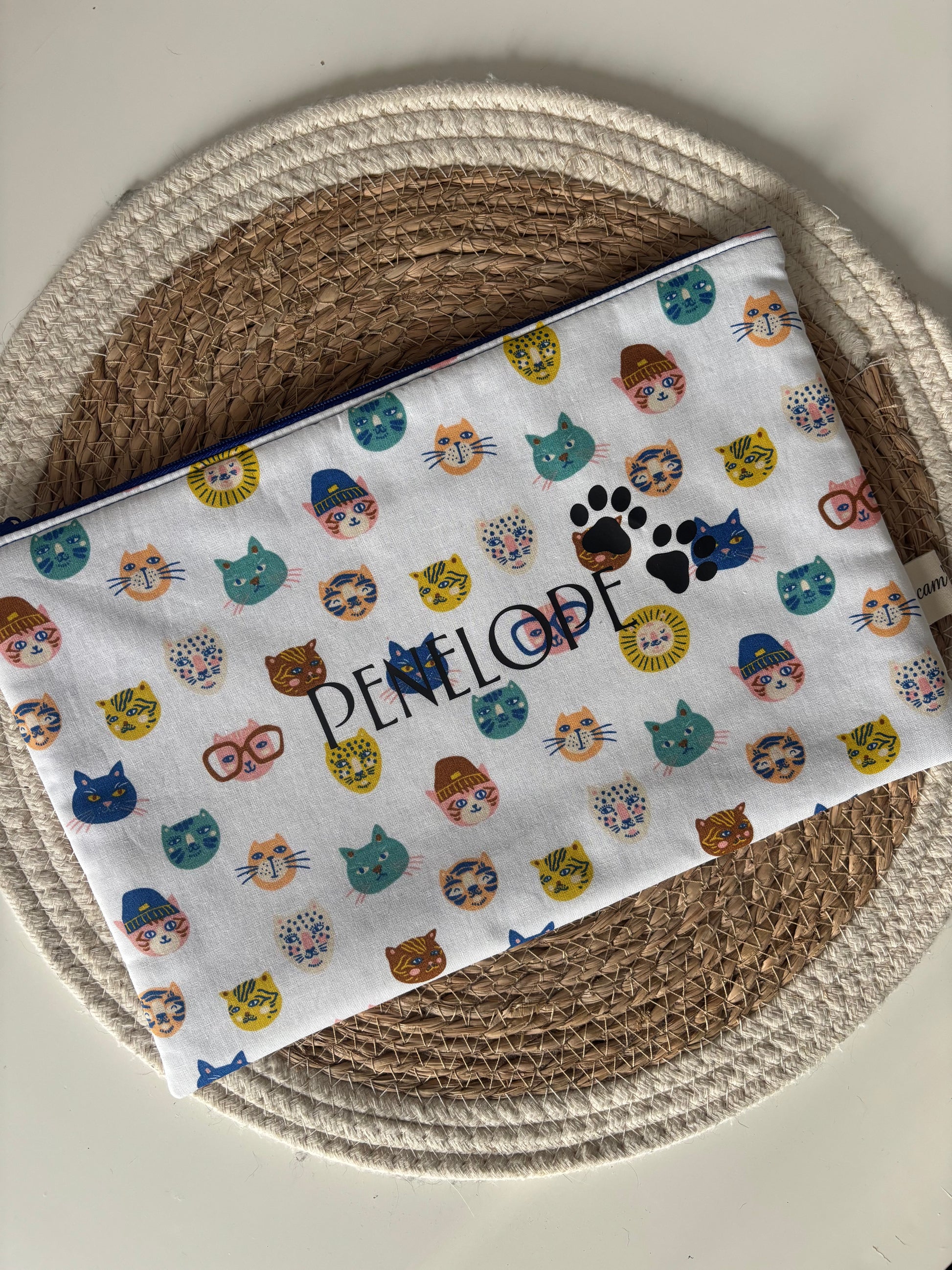 Protège carnet de santé pour animal avec tissu chats déguisés et personnalisation thermocollant