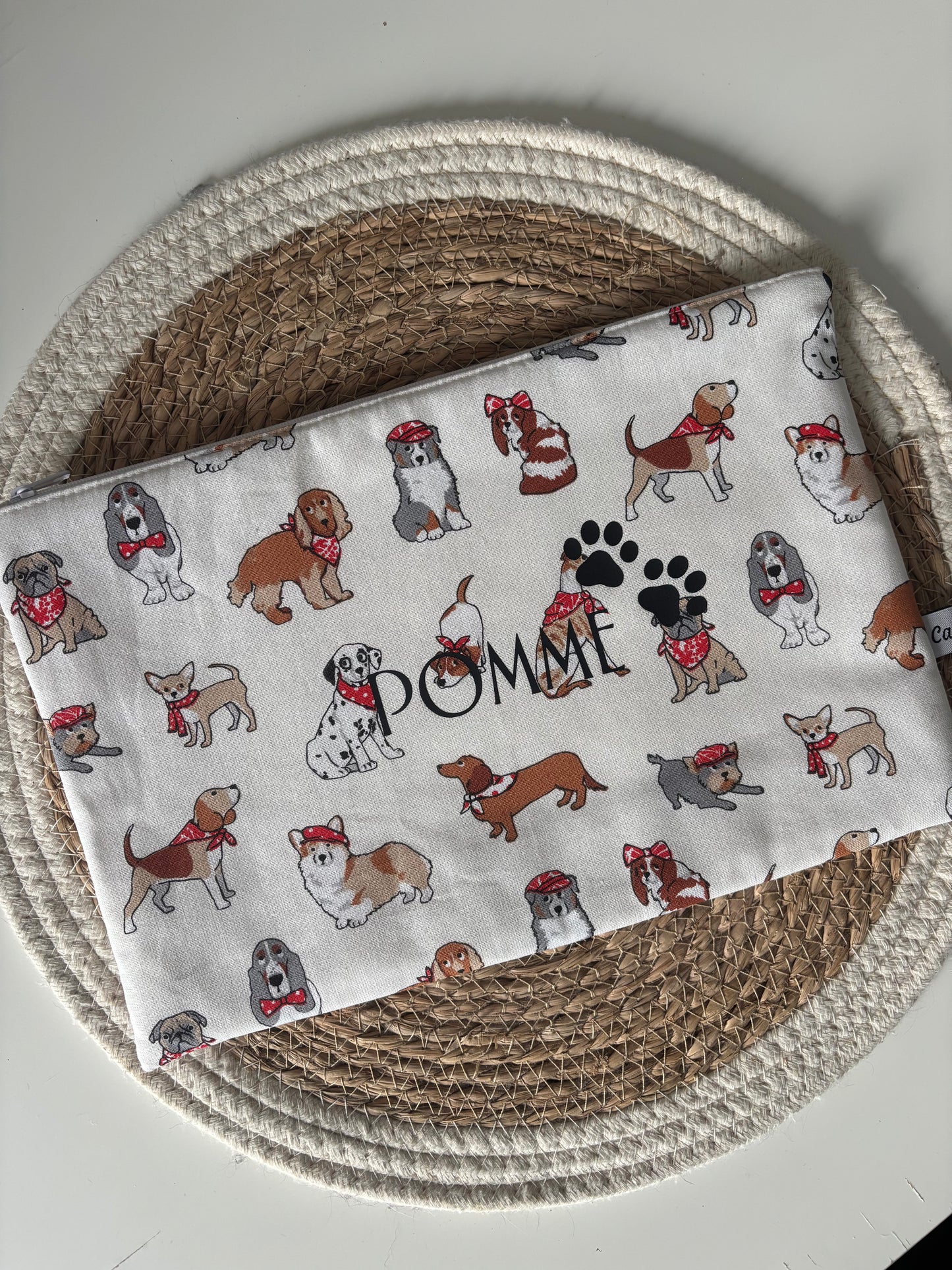 Protège carnet de santé pour animal avec motifs chiens sur fond écru et prénom thermocollé