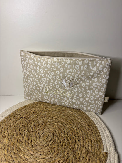 Protège carnet de santé pour animal en tissu léopard avec broderie et oreilles de lapin