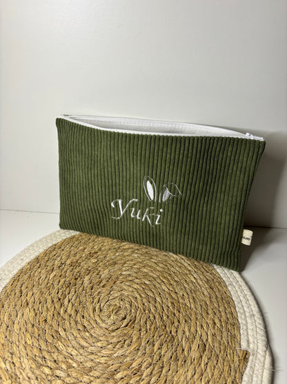 Protège carnet de santé pour animal en velours côtelé kaki avec broderie et oreilles de lapin