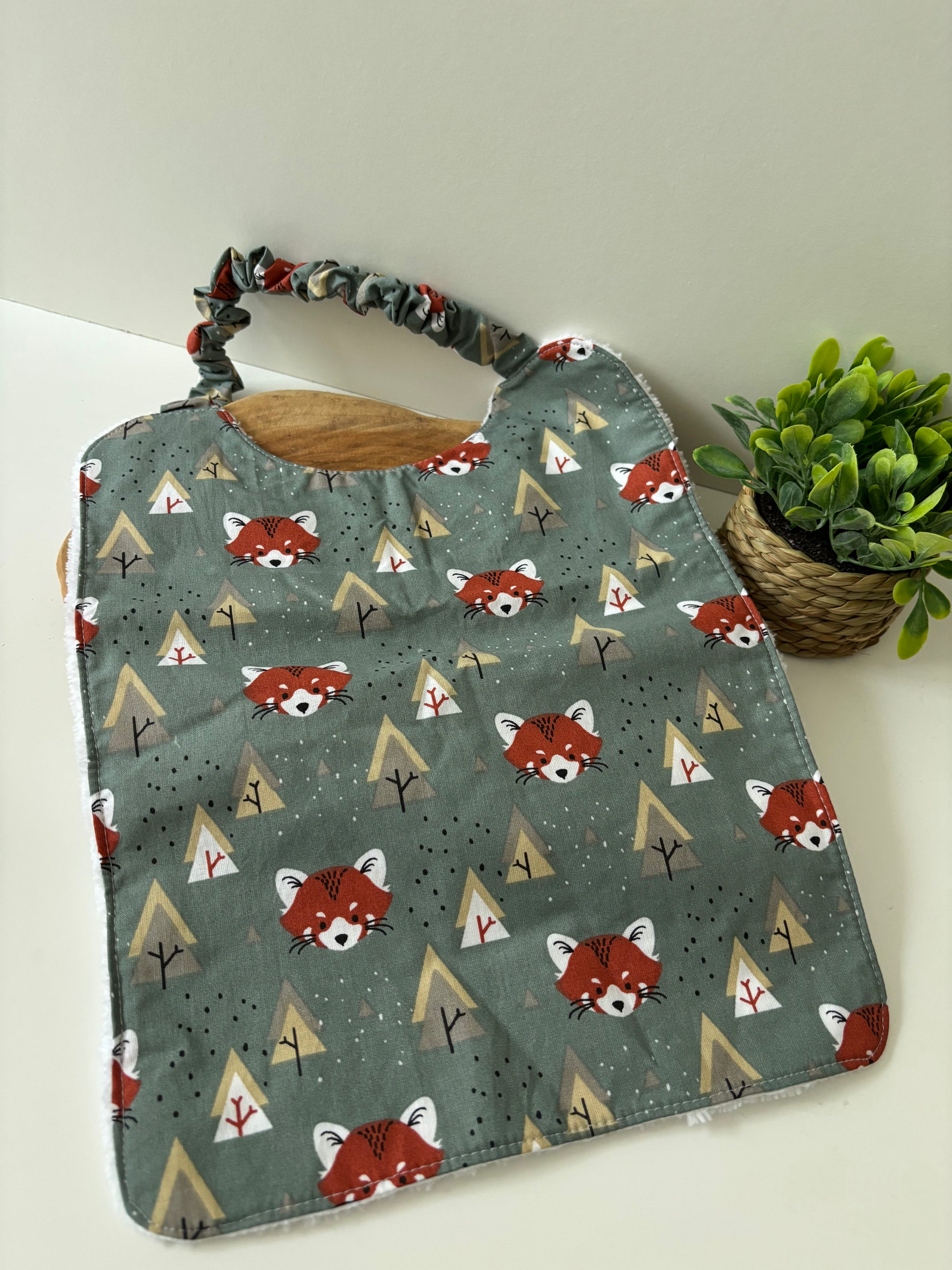 Bavoir maternelle élastiqué motif Renards verts – réutilisable et absorbant