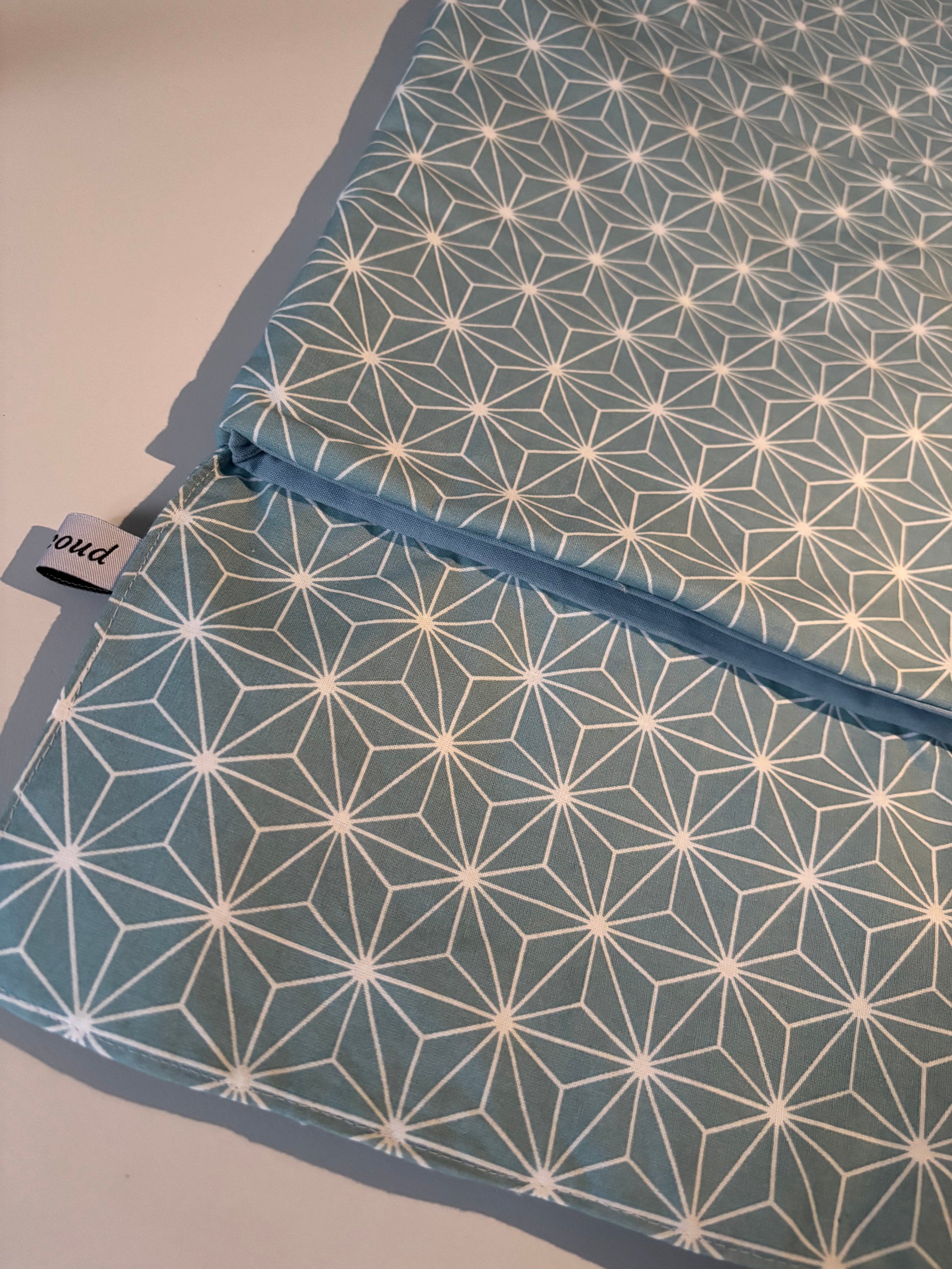 Détail du tissu bleu du sac à pain artisanal en coton