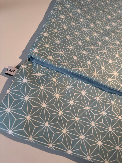Détail du tissu bleu du sac à pain artisanal en coton