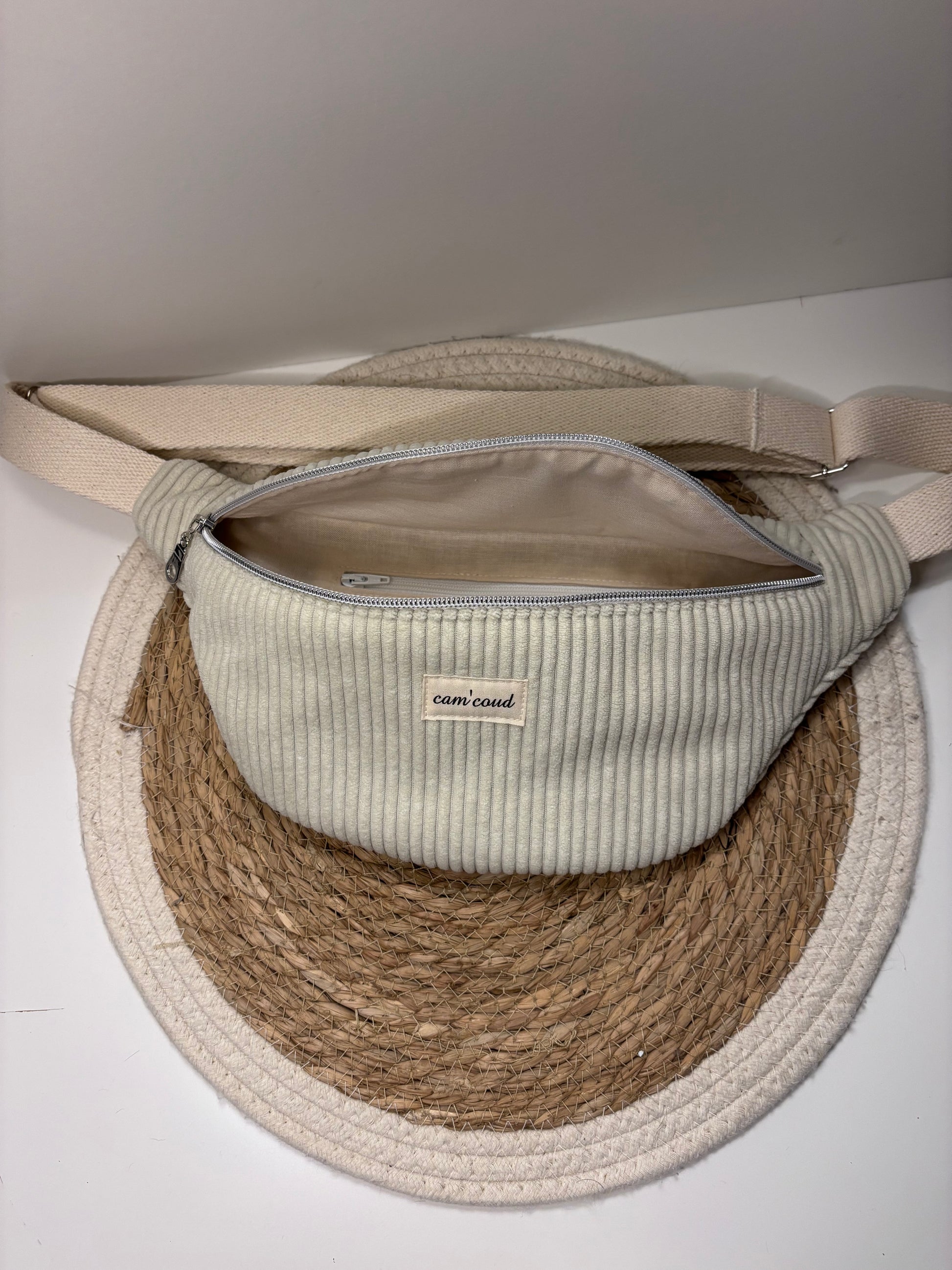 Sac banane écru ouvert avec intérieur assorti, finition artisanale fait main