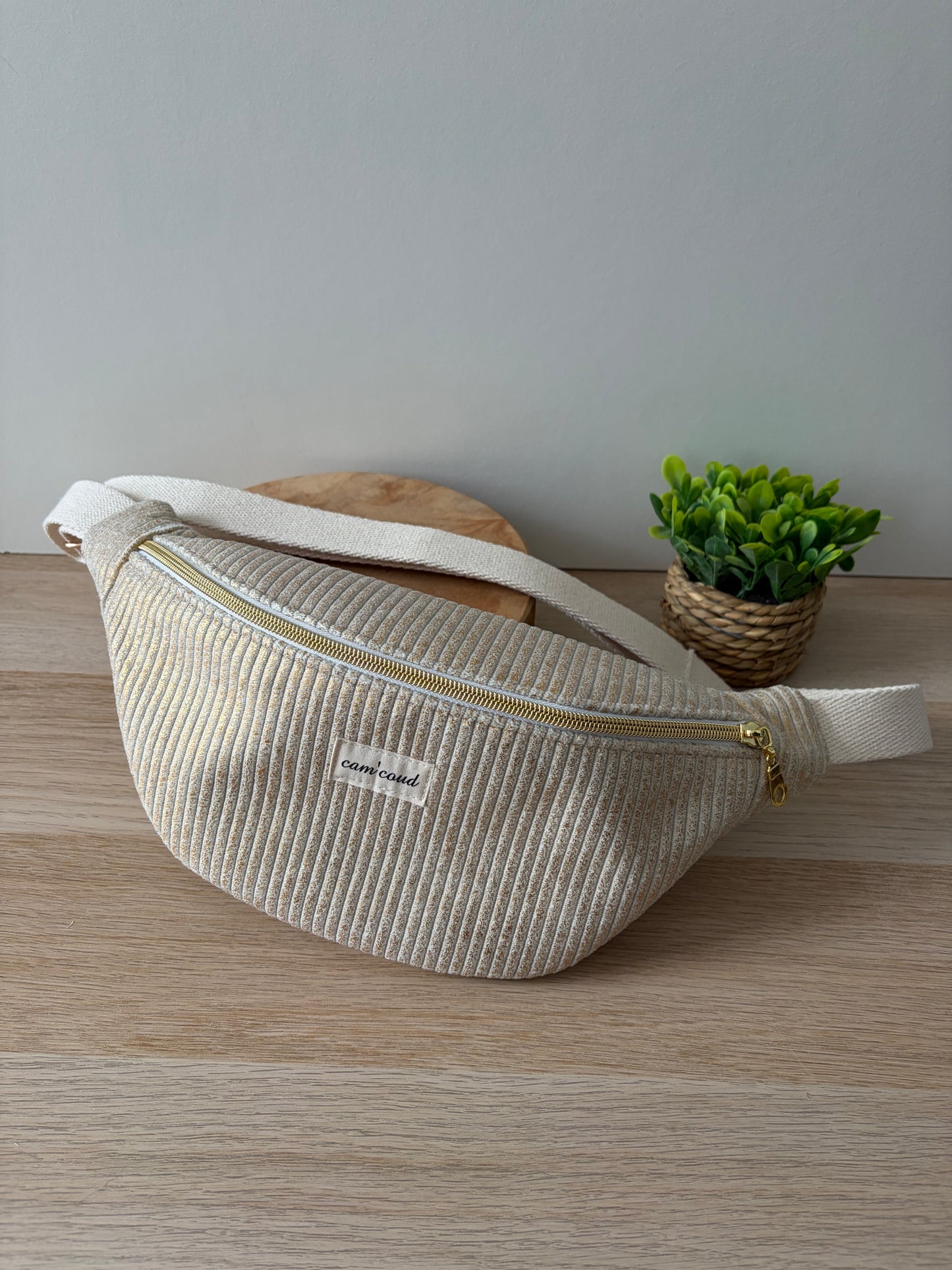 Sac banane en velours côtelé doré, modèle fermé, finition artisanale élégante