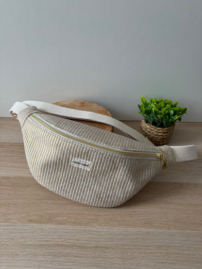 Sac banane en velours côtelé doré, modèle fermé, finition artisanale élégante