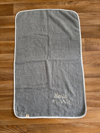 Serviette pour animal grise avec biais blanc et broderie personnalisée