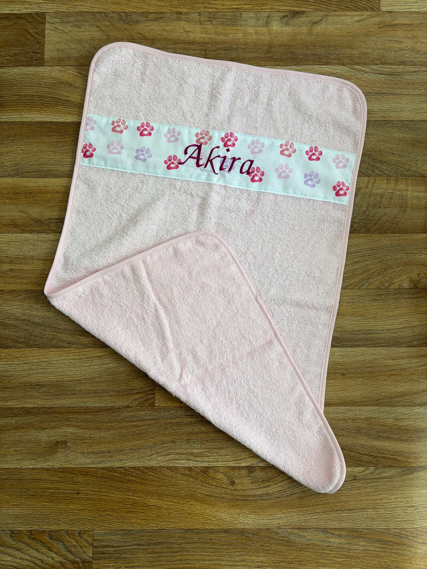 Grande serviette pour animal rose avec bande à motifs pattes et prénom Akira brodé