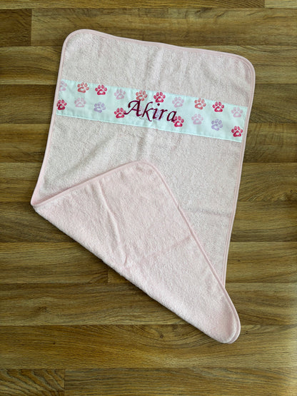 Grande serviette pour animal rose avec bande à motifs pattes et prénom Akira brodé