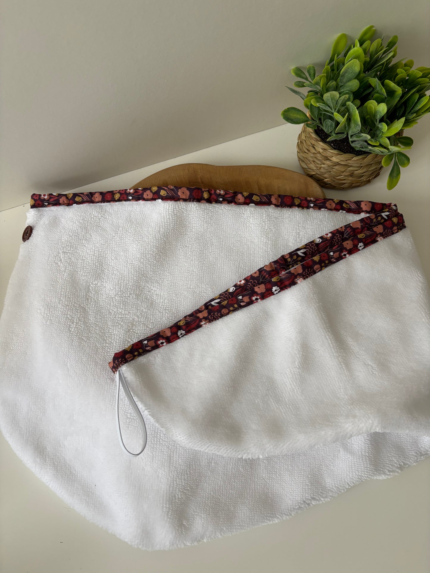 Serviette cheveux en éponge bambou blanche et prune posée à plat, vue de côté