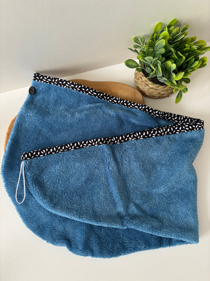 Serviette cheveux en éponge bambou bleu pétrole posée à plat, vue de côté