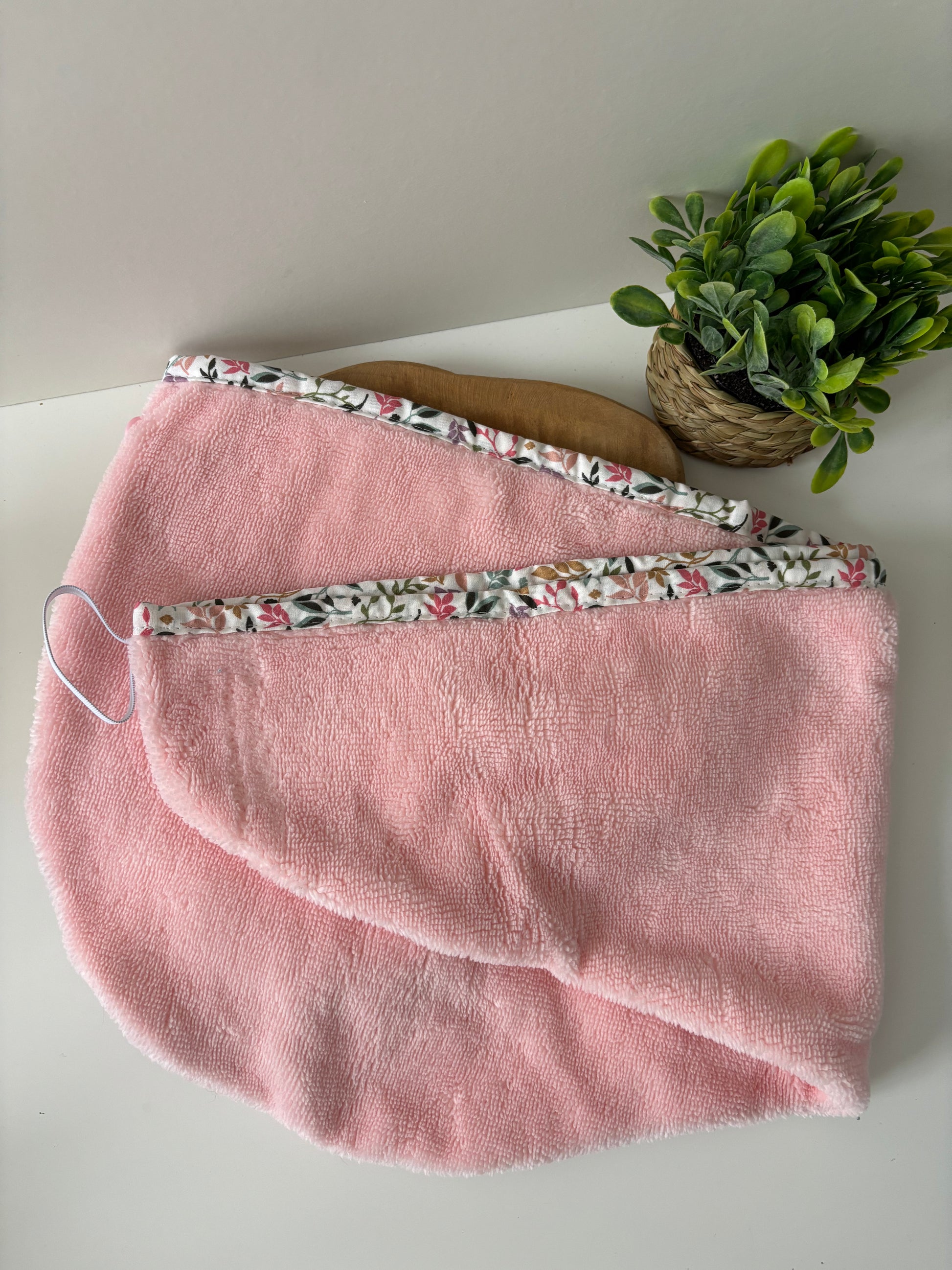 Serviette cheveux en éponge bambou rose posée à plat, vue de côté