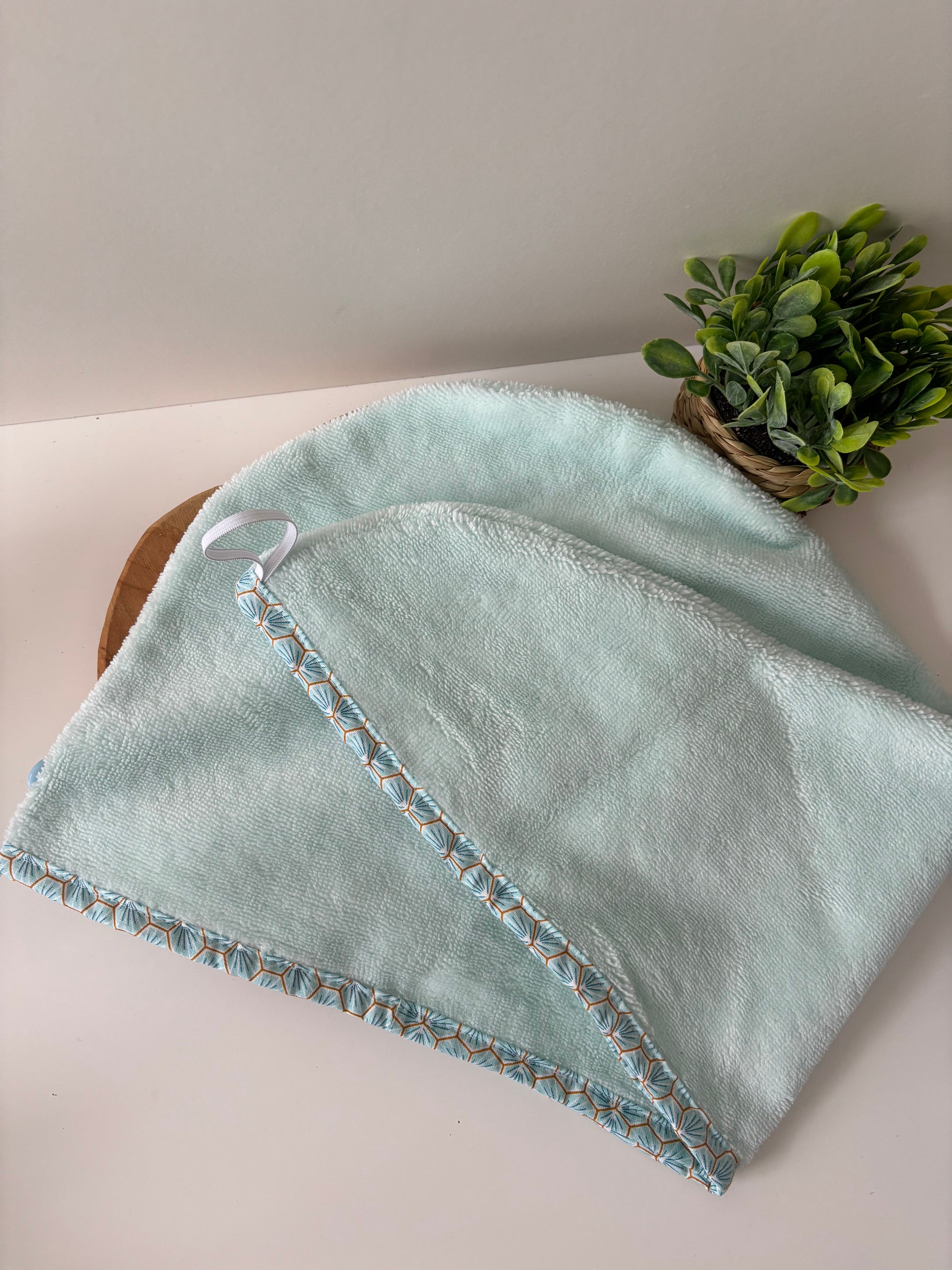 Serviette cheveux en éponge bambou vert d'eau posée à plat, vue de côté