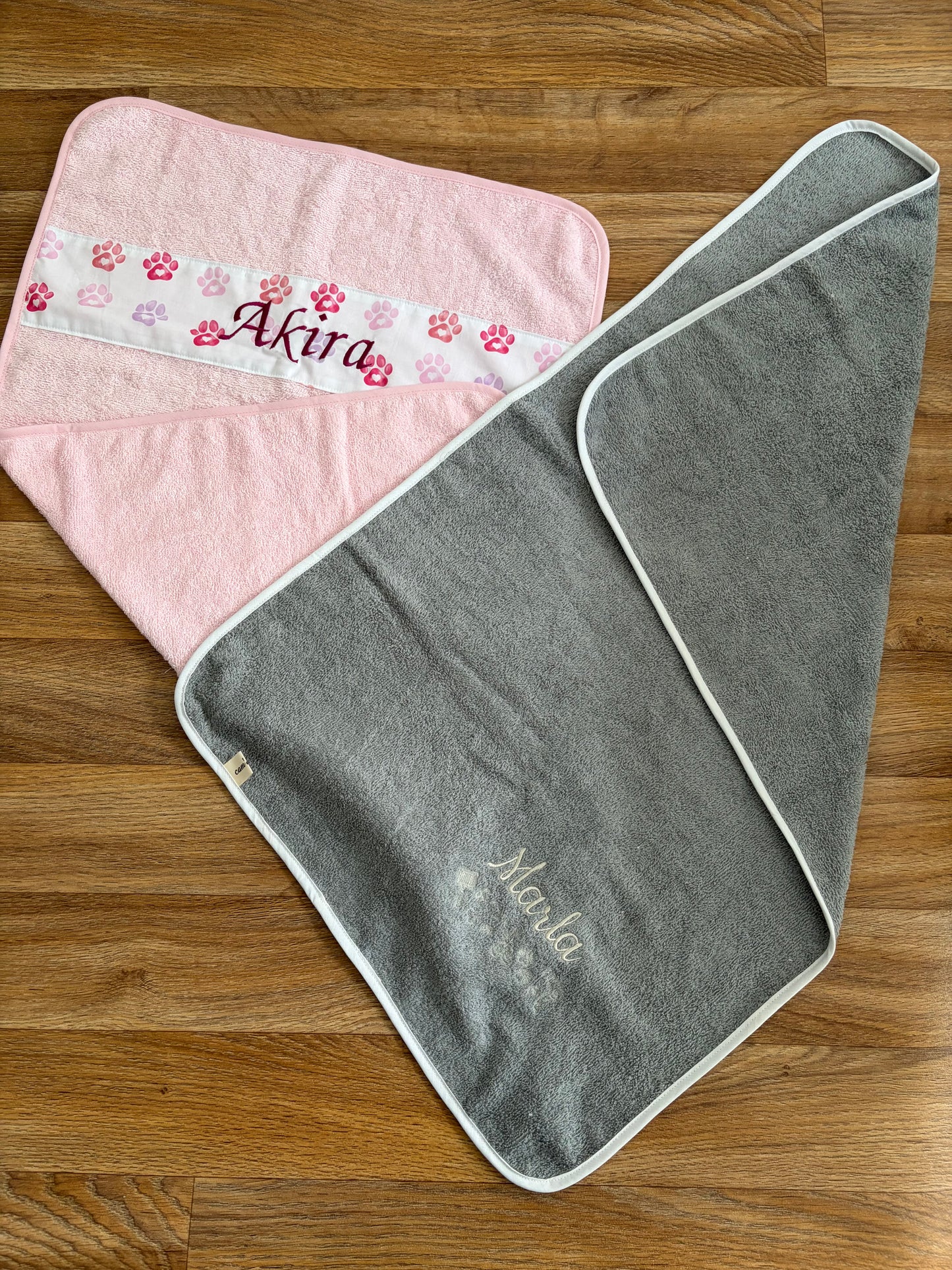 Serviettes pour animaux personnalisables en éponge rose et grise, confectionnées à la main