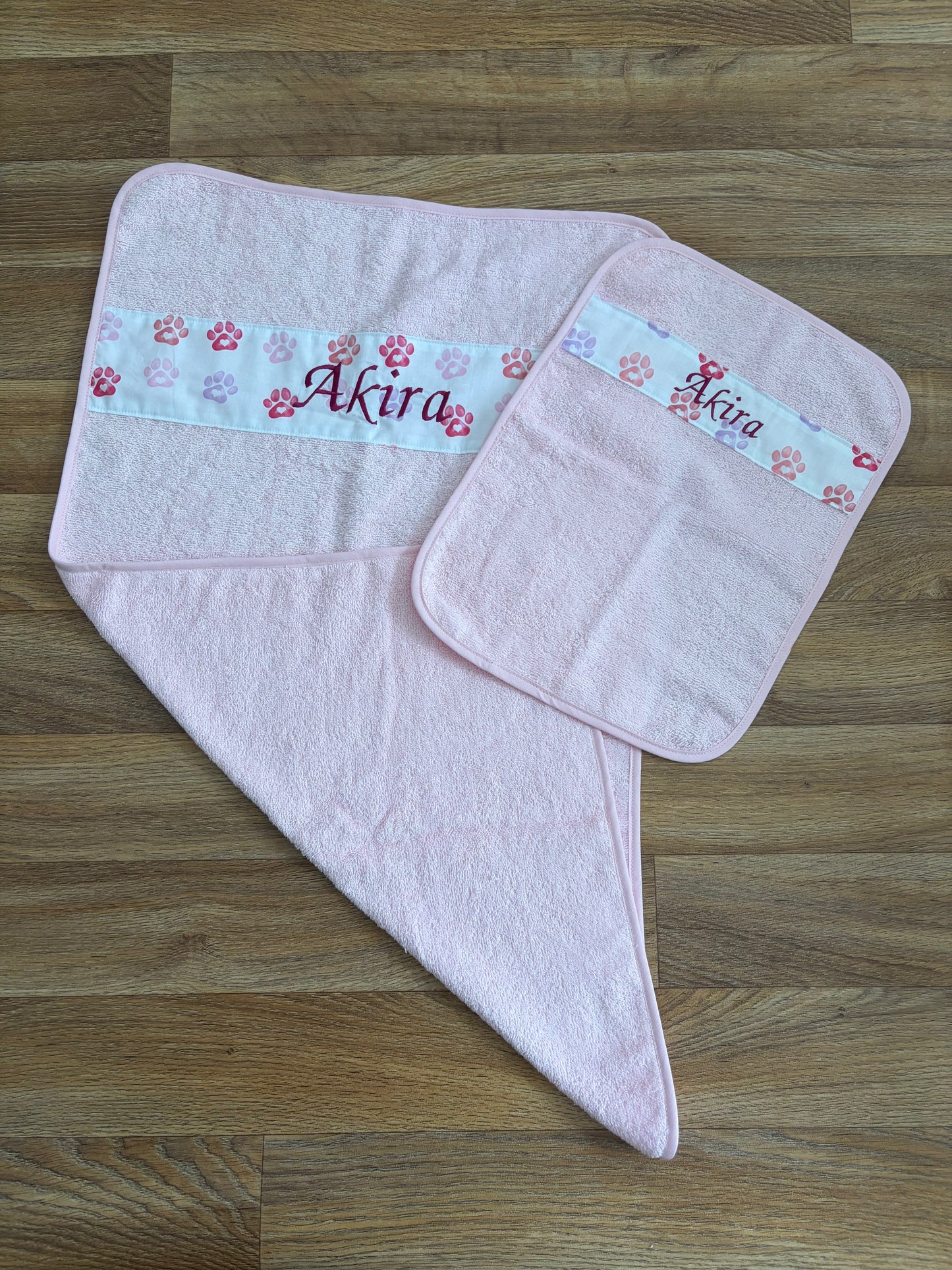 Serviettes pour animaux personnalisées roses avec prénom Akira brodé et bande de tissu à motifs pattes