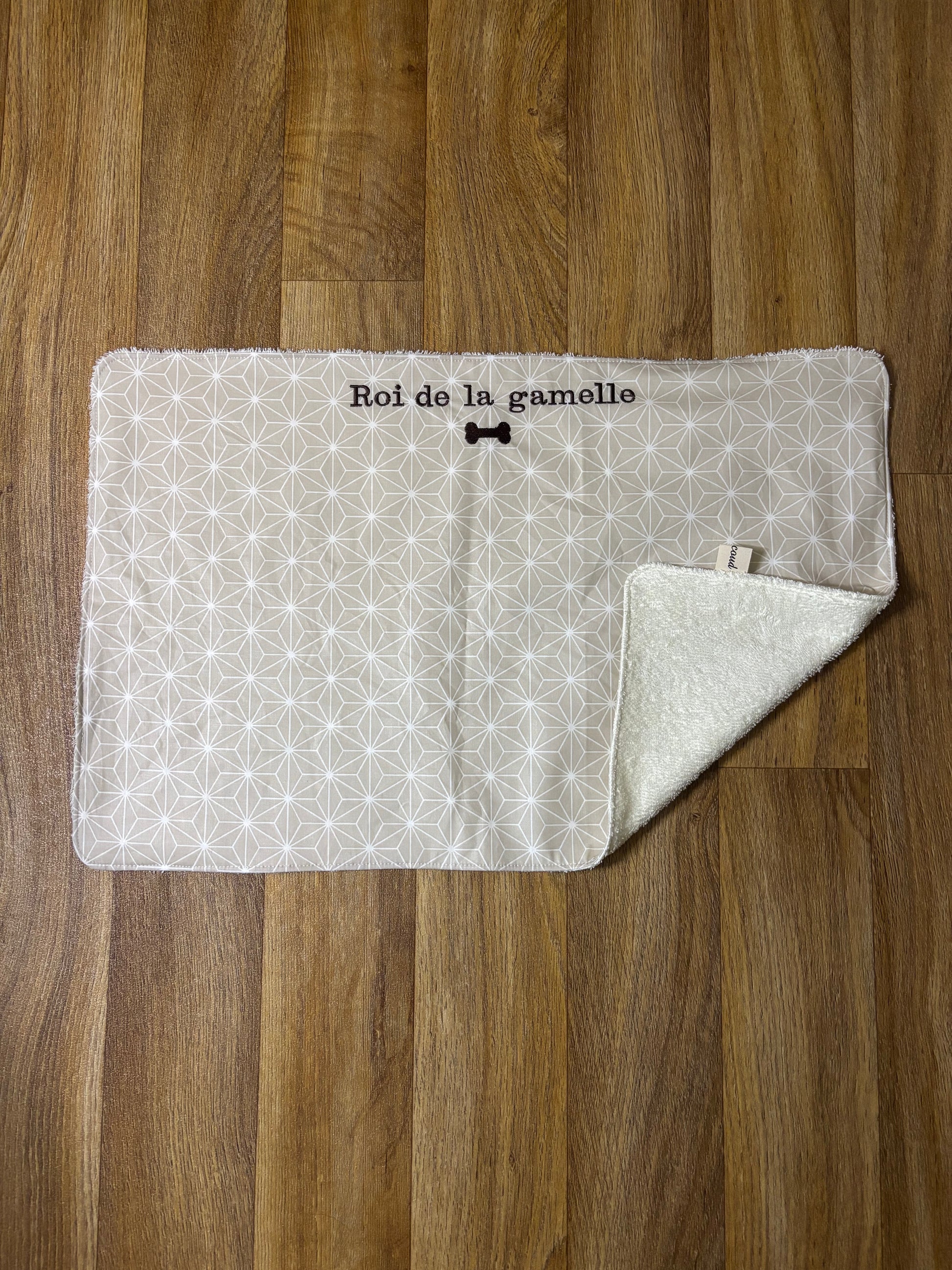 Tapis pour gamelle brodé taille grande en coton enduit géométrique beige avec broderie Roi de la gamelle, fabriqué artisanalement par Cam’Coud
