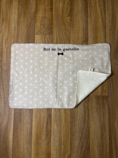 Tapis pour gamelle brodé taille grande en coton enduit géométrique beige avec broderie Roi de la gamelle, fabriqué artisanalement par Cam’Coud