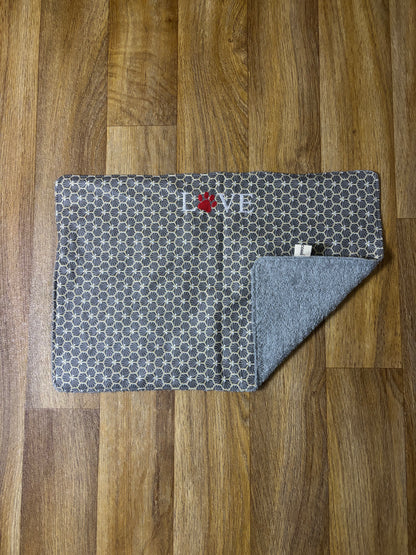 Tapis pour gamelle brodé taille moyenne en coton enduit géométrique gris avec broderie LOVE, fait main par Cam’Coud