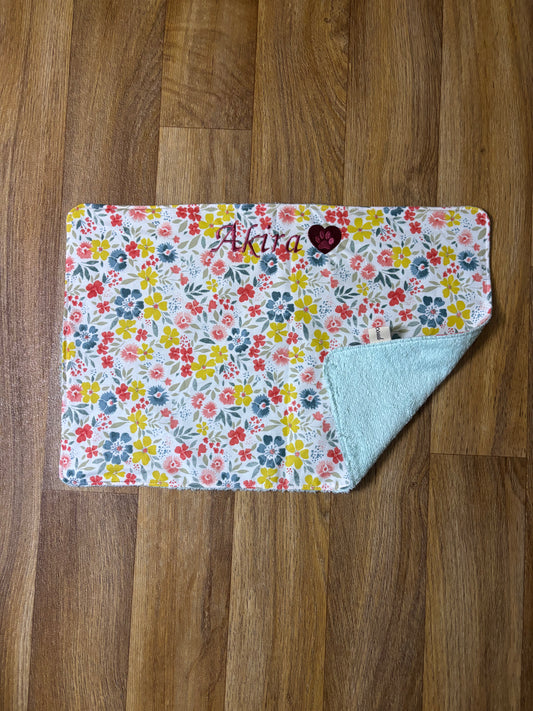 Tapis pour gamelle sur-mesure taille moyenne en coton enduit fleuri et tissu éponge, création artisanale personnalisable Cam’Coud