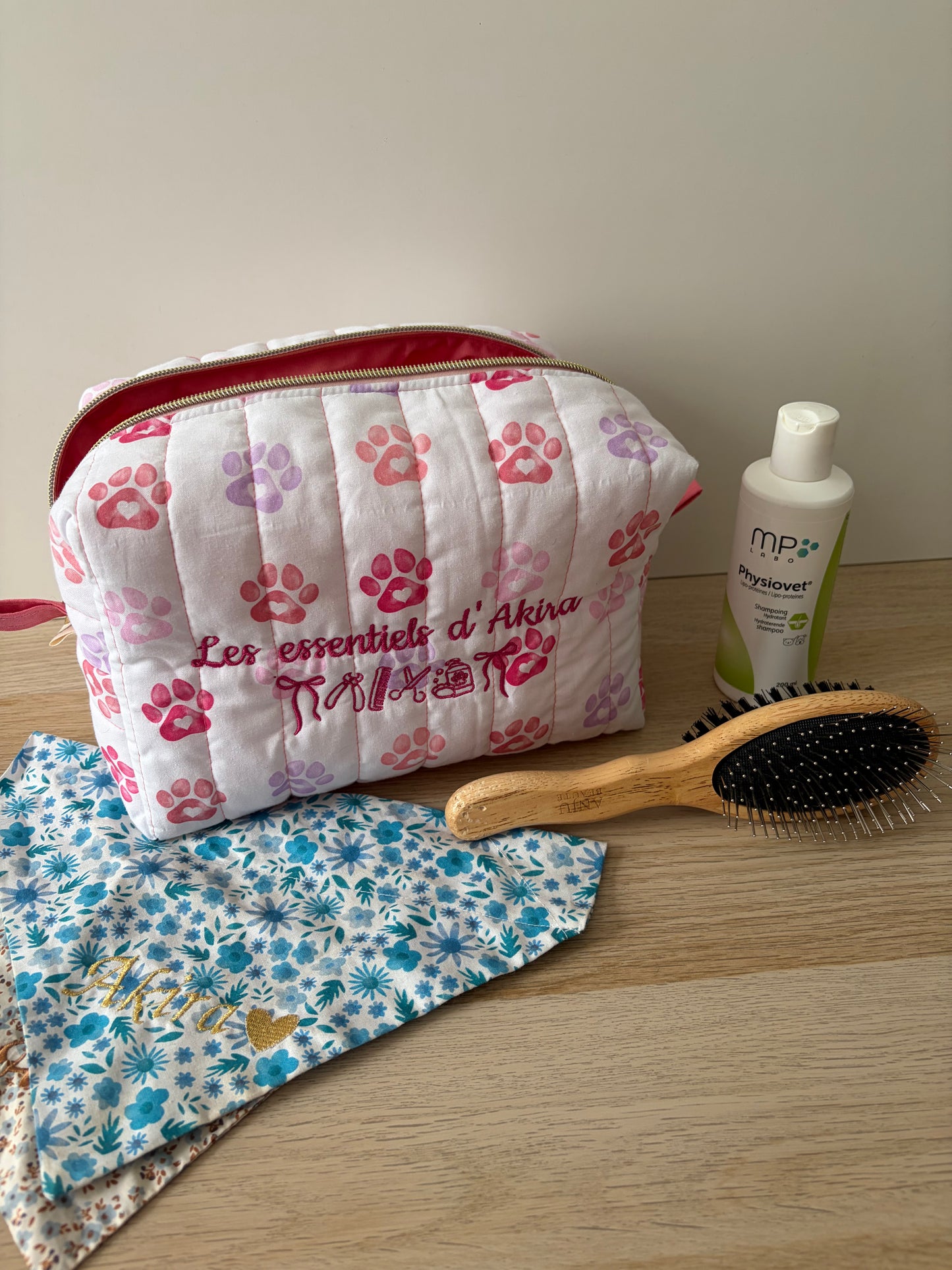 Trousse de toilette personnalisée utilisée pour ranger des accessoires et soins pour chien