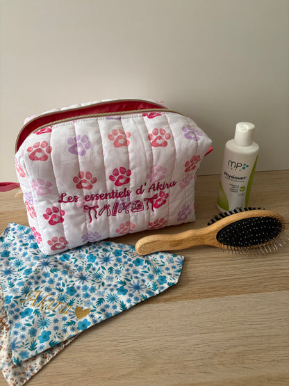 Trousse de toilette personnalisée utilisée pour ranger des accessoires et soins pour chien