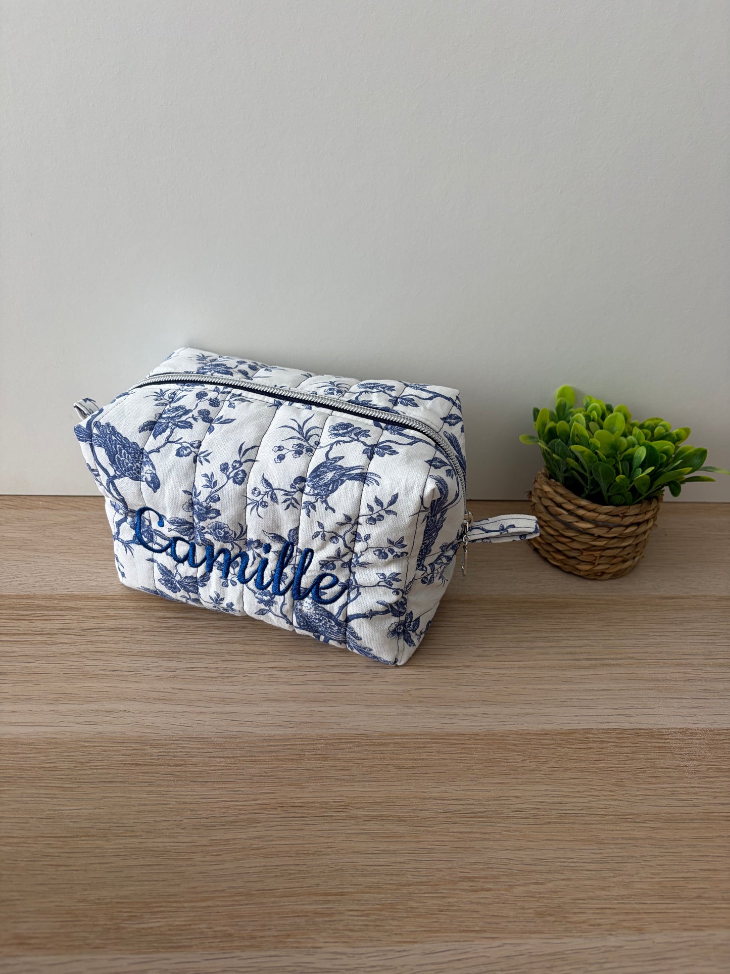 Trousse de toilette personnalisée brodée avec prénom, modèle fermé finition artisanale