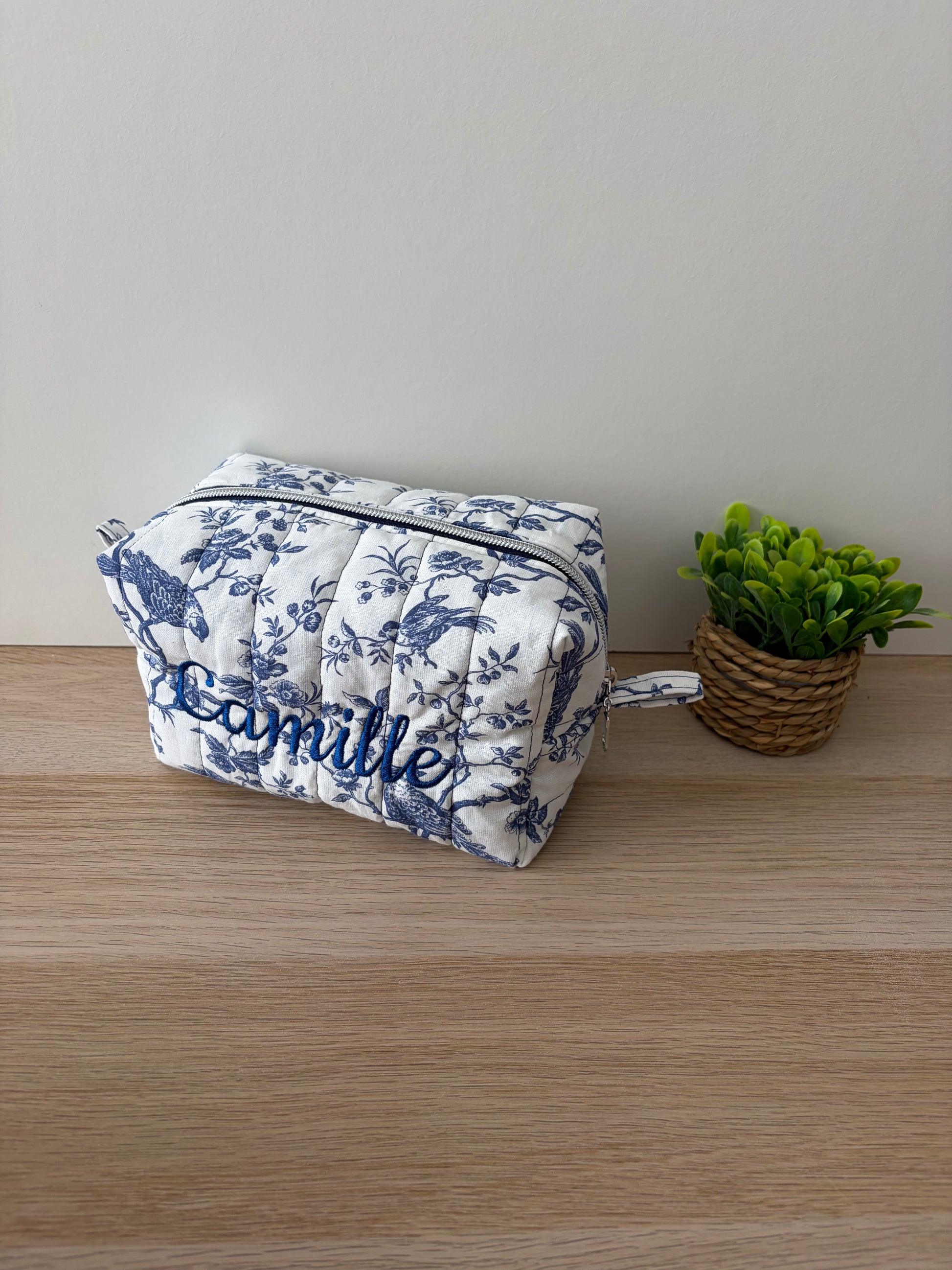Trousse de toilette personnalisée brodée avec prénom, modèle fermé finition artisanale