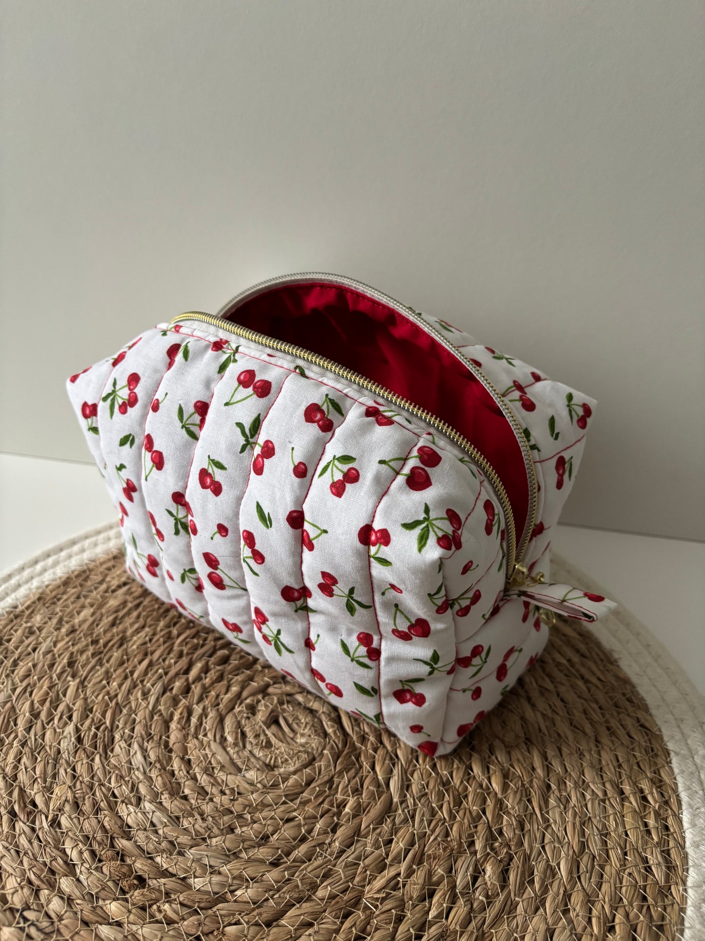 Trousse de toilette artisanale Cerises avec intérieur rouge – Cam’Coud
