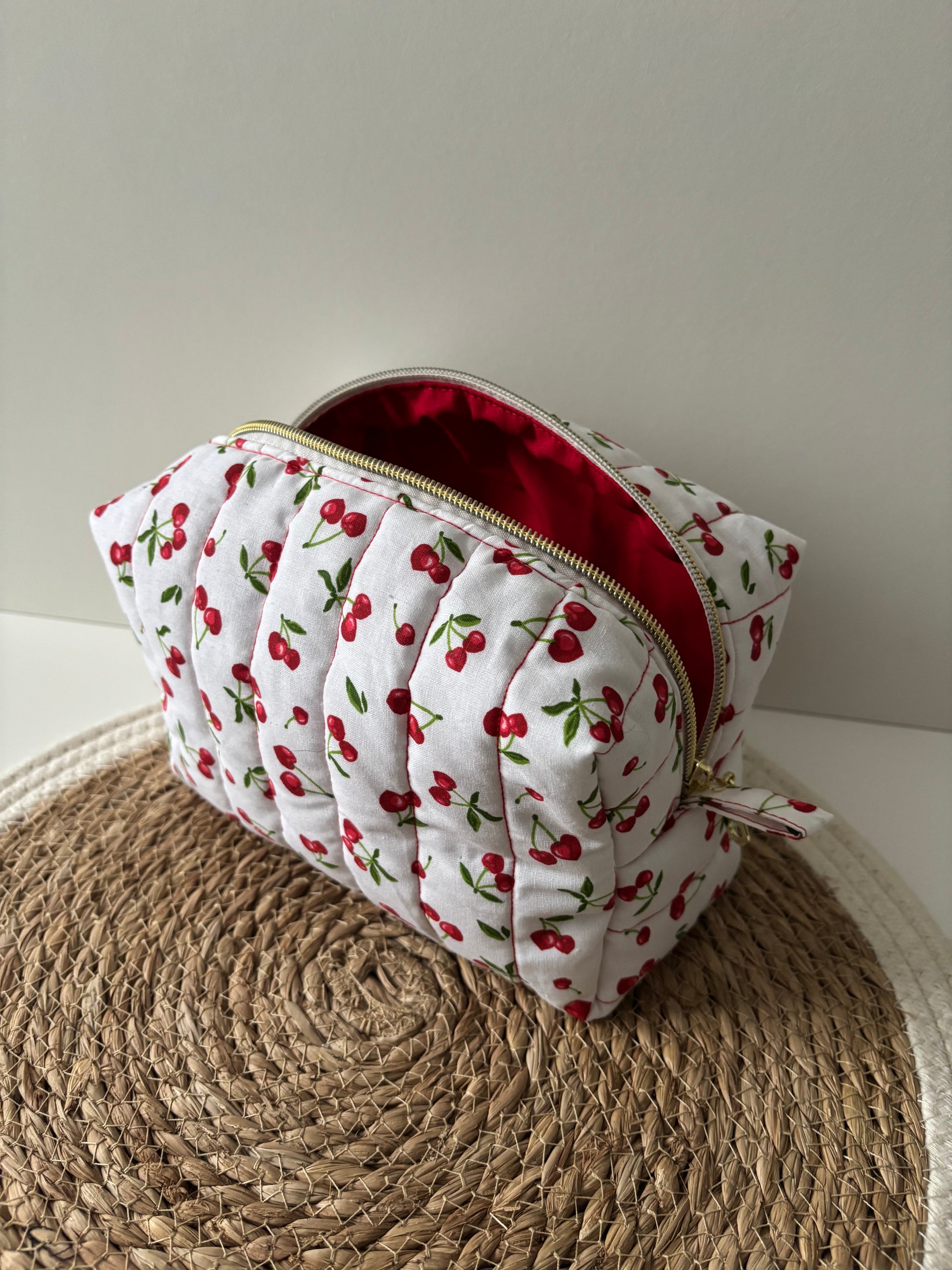 Trousse de toilette artisanale Cerises avec intérieur rouge – Cam’Coud