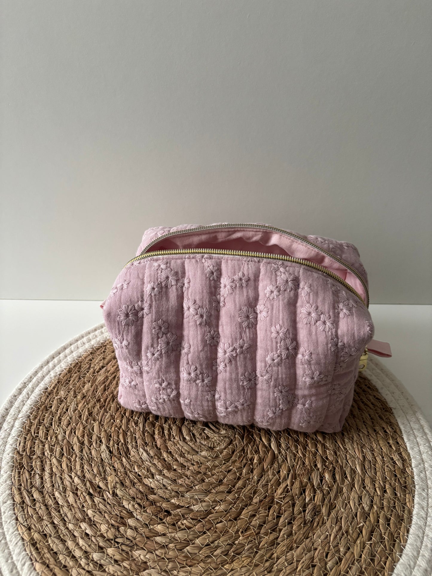 Trousse de toilette artisanale Double gaze fleurs rose avec intérieur rose pale – Cam’Coud