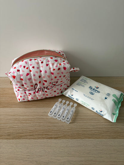 Trousse de toilette personnalisée avec essentiels pour bébé comme lingettes et sérum physiologique