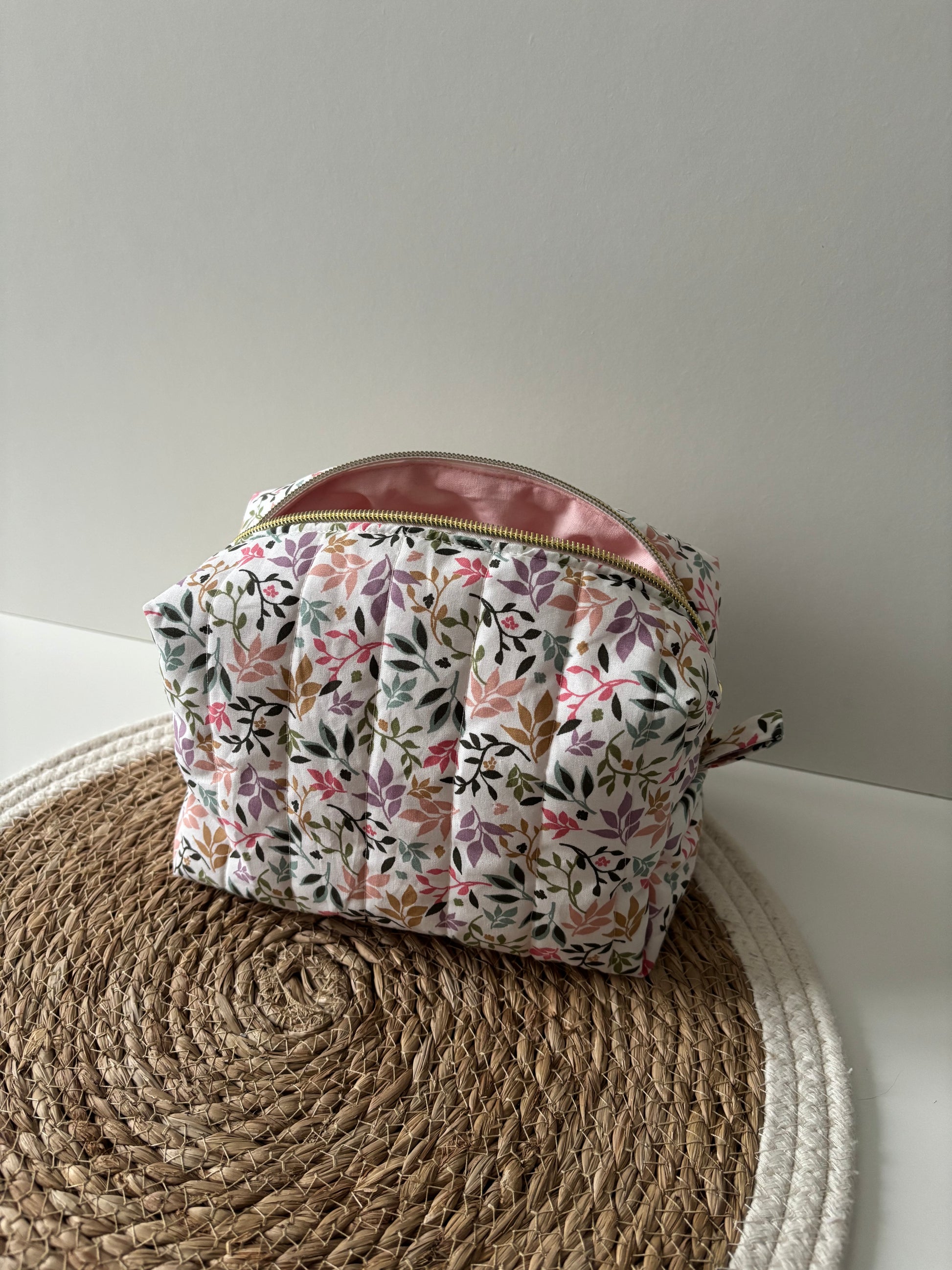 Trousse de toilette artisanale Fleurs multicolores avec intérieur rose pale – Cam’Coud