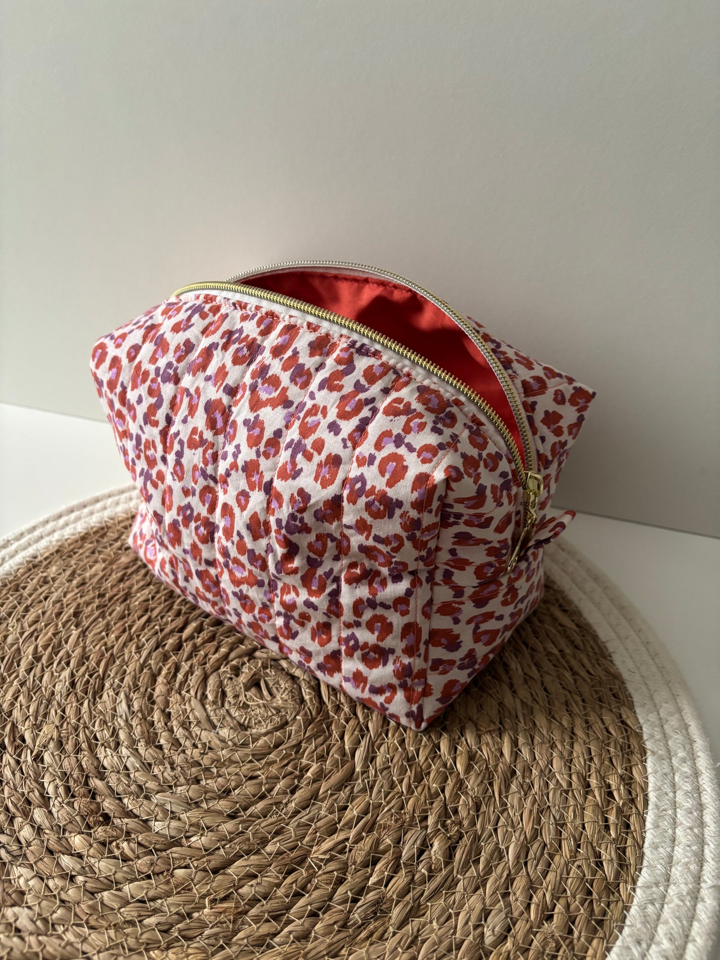 Trousse de toilette artisanale Léopard corail et violet avec intérieur corail – Cam’Coud