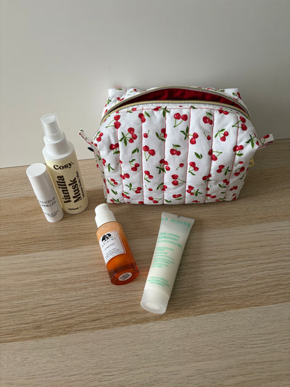 Trousse de toilette personnalisée avec produits de beauté et maquillage pour usage quotidien