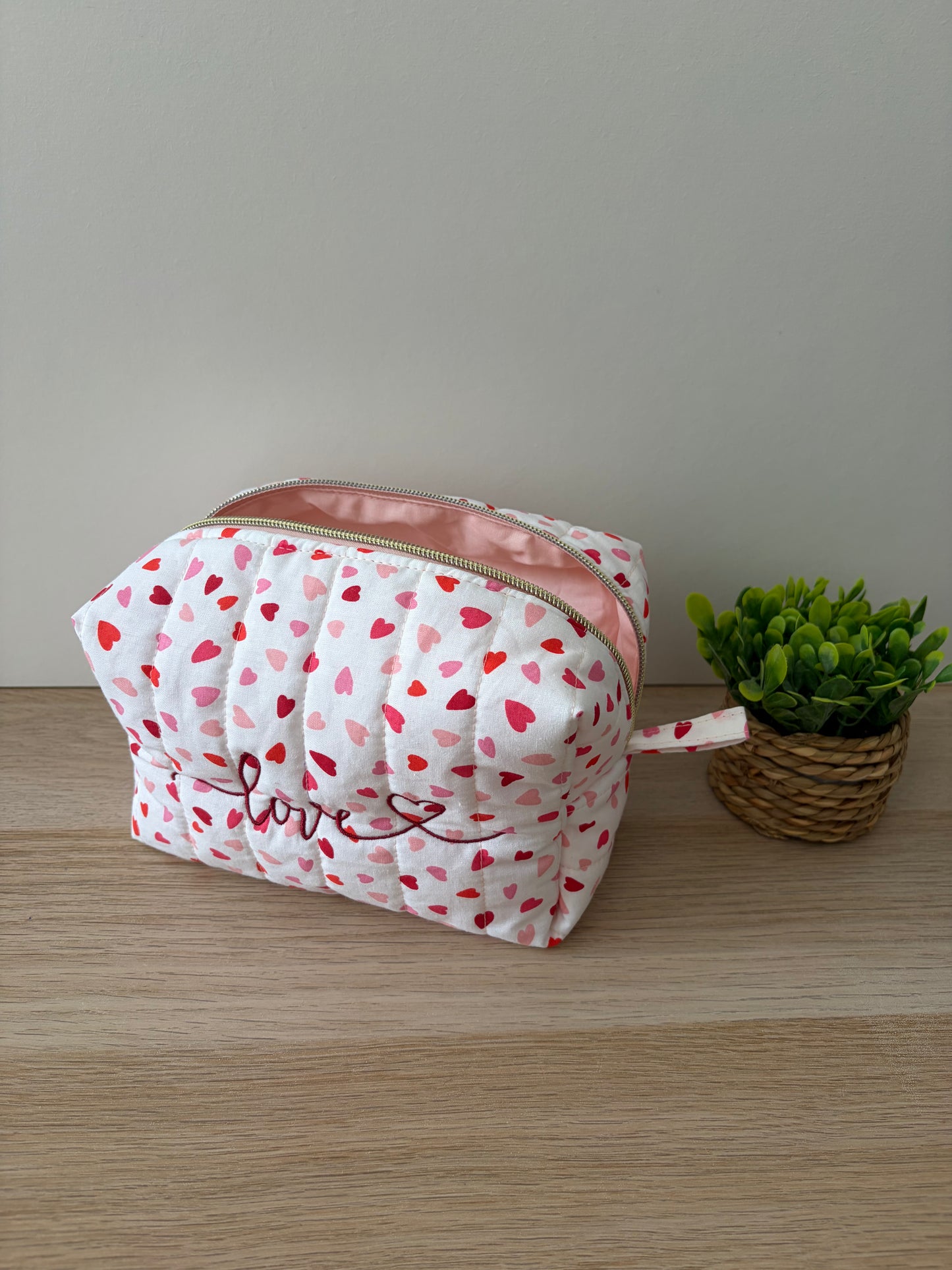 Trousse de toilette taille M avec motif cœur et broderie "Love", finition artisanale personnalisée